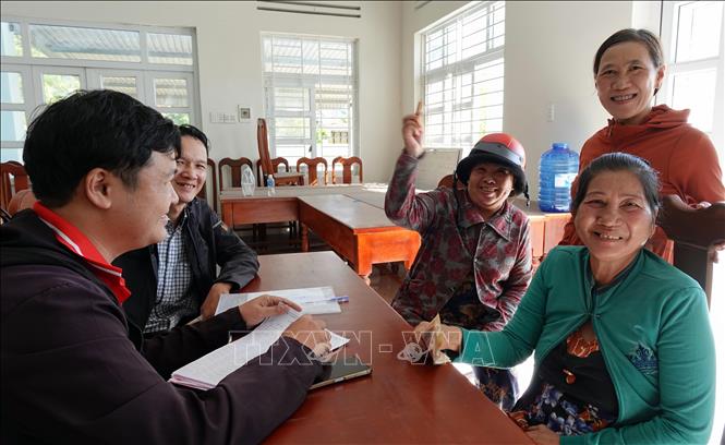 Niềm vui của người dân khi được nhận quà 418 của Chính phủ. Ảnh: Công Thử - TTXVN