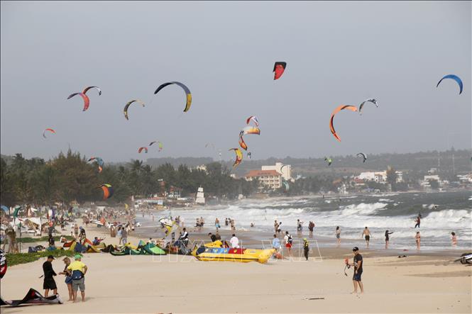 Biển Hàm Tiến – Mũi Né (Lâm Đồng) đông nghịt du khách tắm và chơi các môn thể thao trên biển. Ảnh: Nguyễn Thanh - TTXVN