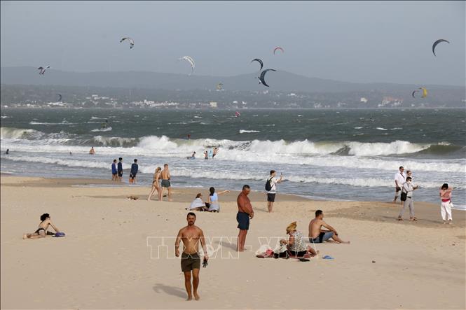 Trong kỳ nghỉ Tết Dương lịch 2026 ghi nhận lượng lớn khách quốc tế đến nghỉ dưỡng tại biển Hàm Tiến – Mũi Né (Lâm Đồng). Ảnh: Nguyễn Thanh - TTXVN