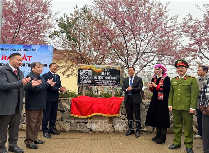 Cưỡi ngựa trải nghiệm và du lịch thông minh được ra mắt tại Lũng Cú (Tuyên Quang). Ảnh: TTXVN phát