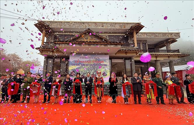 Khánh thành gian trưng bày sản phẩm địa phương ở Lũng Cú (Tuyên Quang). Ảnh: TTXVN phát