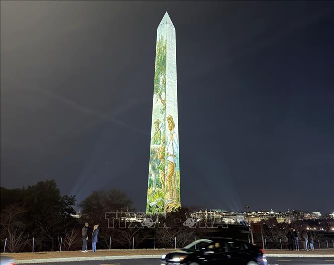 Đài tưởng niệm Washington được chiếu sáng liên tục trong 5 đêm. Ảnh: Ngọc Quang – PV TTXVN tại Mỹ