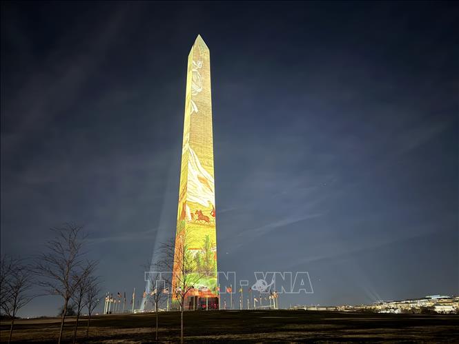 Công nghệ trình chiếu ánh sáng 3D biến công trình mang tính biểu tượng này thành một bức tranh ánh sáng sống động. Ảnh: Ngọc Quang – PV TTXVN tại Mỹ