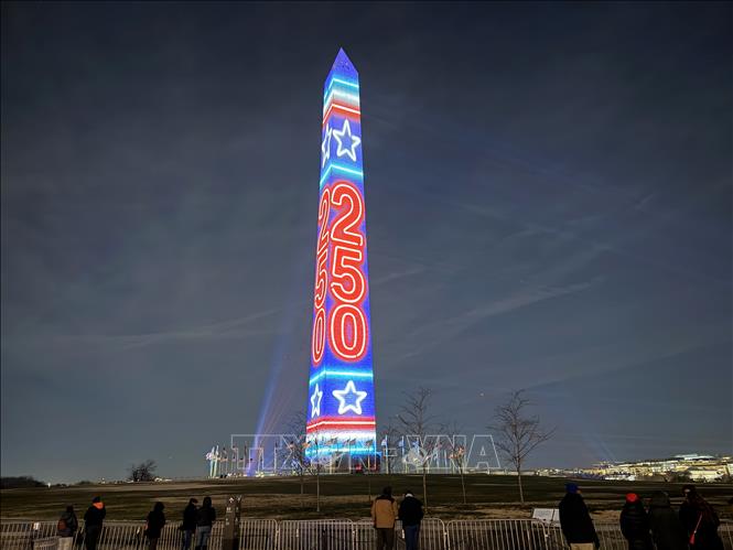 Hệ thống đèn chiếu hiện đại được sử dụng để “khoác áo mới” cho Đài tưởng niệm Washington với nhiều gam màu và hiệu ứng ánh sáng khác nhau. Ảnh: Ngọc Quang – PV TTXVN tại Mỹ