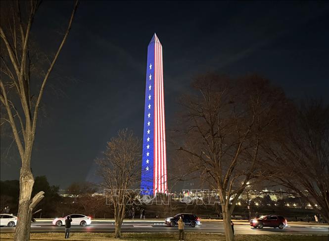 Khách tham quan chụp ảnh lưu lại màn trình chiếu sống động kể hành trình 250 năm nước Mỹ. Ảnh: Ngọc Quang – PV TTXVN tại Mỹ