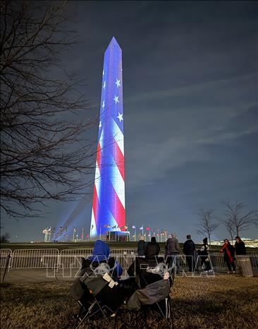 Ánh sáng không chỉ làm nổi bật kiến trúc đặc trưng của công trình mà còn mang ý nghĩa biểu tượng về khát vọng vươn lên của nước Mỹ. Ảnh: Ngọc Quang – PV TTXVN tại Mỹ