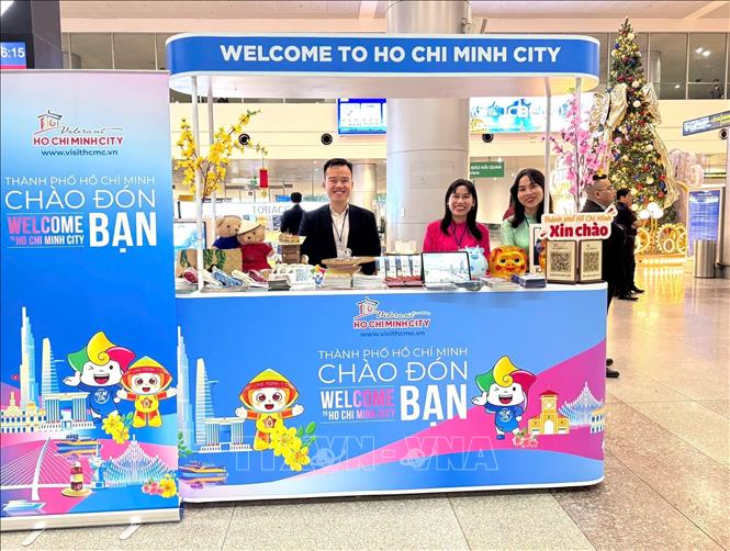 Quầy quảng bá hình ảnh du lịch Thành phố Hồ Chí Minh tại sân bay Quốc tế Tân Sơn Nhất. Ảnh: Mỹ Phương – TTXVN