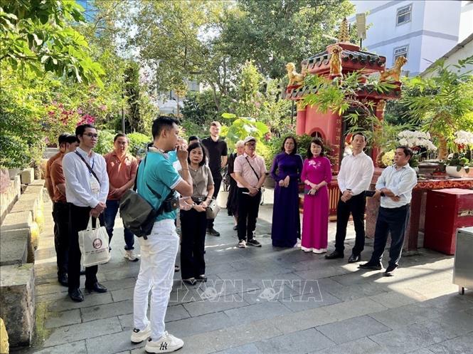 Đoàn du khách tham quan điểm đến tại phường, xã ở Thành phố Hồ Chí Minh. Ảnh: Mỹ Phương – TTXVN

