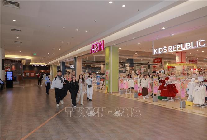 Lượng khách đến các Trung tâm thương mại giảm mạnh. Ảnh: Phan Phương – TTXVN