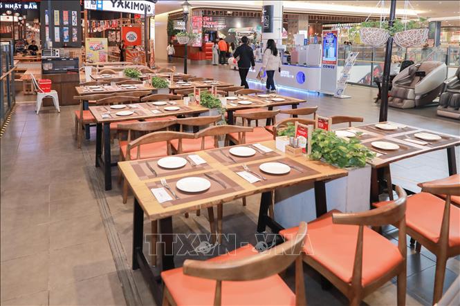 Khu ẩm thực tại các trung tâm thương mại vắng khách. Ảnh: Phan Phương – TTXVN
