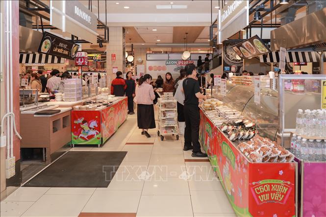 Khu ẩm thực tại Aeon Mall vắng hơn những ngày cuối tuần bình thường. Ảnh: Phan Phương – TTXVN