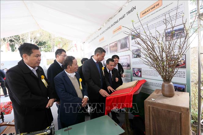 Đại biểu tham quan triển lãm “Nông trường Mộc Châu xưa và Ảnh đẹp Mộc Châu” tại Hội thi. Ảnh: Quang Quyết - TTXVN