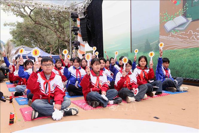 Các em học sinh tham gia Cuộc thi “Rung chuông vàng: Mộc Châu - miền đất diệu kỳ”. Ảnh: Quang Quyết - TTXVN
