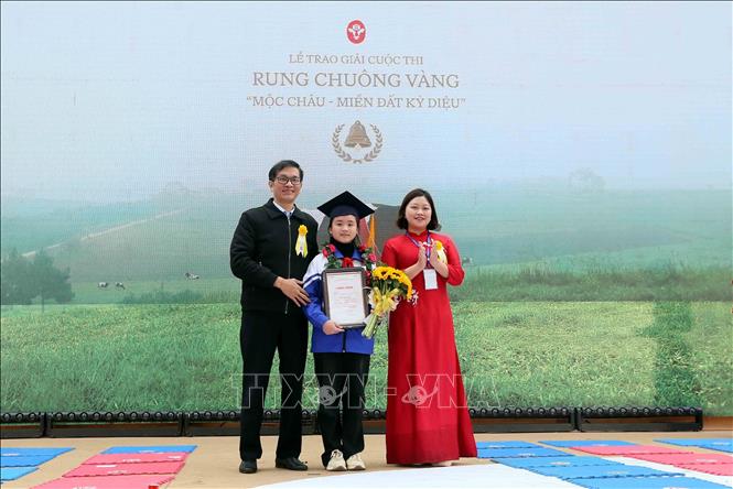 Trao giải Nhất cuộc thi “Rung chuông vàng: Mộc Châu - miền đất diệu kỳ”. Ảnh: Quang Quyết - TTXVN