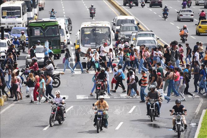 Người dân di chuyển trên đường phố thủ đô Caracas, Venezuela, ngày 31/12/2025. Ảnh: THX/TTXVN
