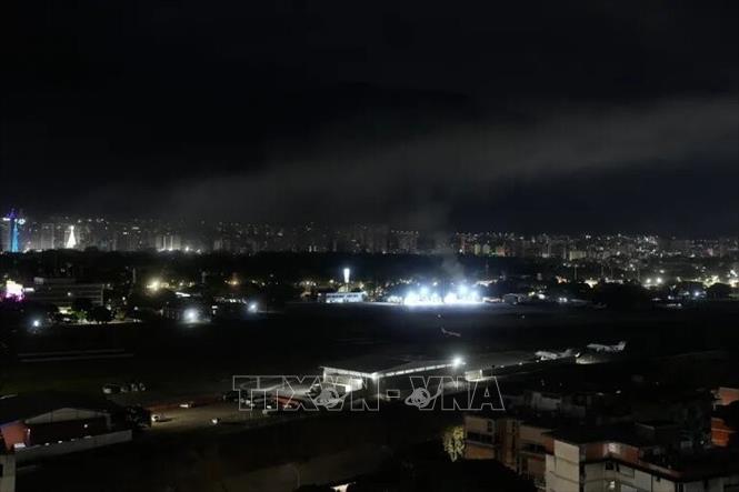 Nhiều tiếng nổ lớn đã vang lên ở thủ đô Caracas của Venezuela, đồng thời điện đã bị ngắt tại một căn cứ quân sự lớn. Ảnh: IRNA/TTXVN