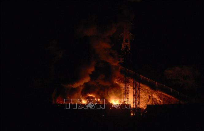 Khói lửa bốc lên tại khu phức hợp quân sự Fuerte Tiuna lớn nhất Venezuela, sau một loạt tiếng nổ ở thủ đô Caracas ngày 3/1/2026. Ảnh: Japantimes.co.jp/TTXVN