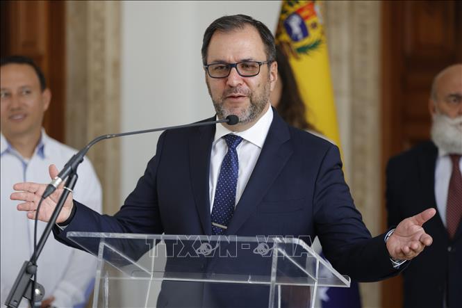 Ngoại trưởng Venezuela Yvan Gil công bố bức thư của Tổng thống nước này Nicolas Maduro gửi tới lãnh đạo các quốc gia khu vực Mỹ Latinh và Caribe, trong đó nhấn mạnh hành động leo thang căng thẳng của Mỹ đối với Venezuela đe doạ khu vực. Ảnh: THX/TTXVN 