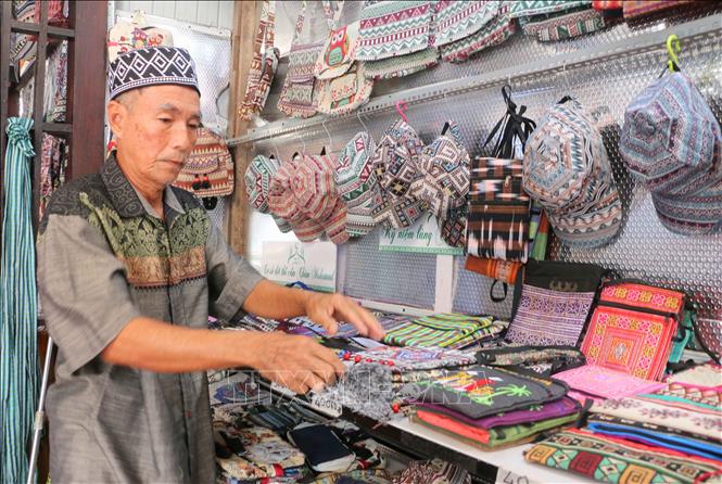 Ông Mohamad (ấp Phũm Soài, xã Châu Phong, tỉnh An Giang)- một người Chăm miệt mài giữ lửa nghề dệt thổ cẩm truyền thống. Ảnh: Công Mạo-TTXVN