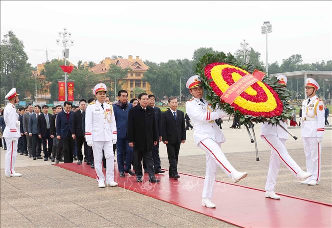 Đoàn cán bộ ngành Nội chính Đảng vào Lăng viếng Chủ tịch Hồ Chí Minh. Ảnh: Phương Hoa - TTXVN