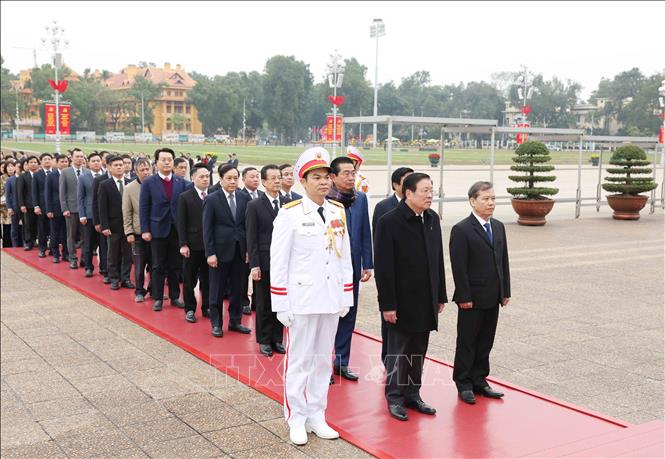 Đoàn cán bộ ngành Nội chính Đảng vào Lăng viếng Chủ tịch Hồ Chí Minh. Ảnh: Phương Hoa - TTXVN