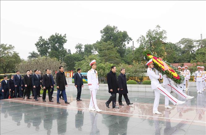 Đoàn cán bộ ngành Nội chính Đảng dâng hương tại Đài tưởng niệm các Anh hùng, Liệt sĩ Bắc Sơn. Ảnh: Phương Hoa - TTXVN