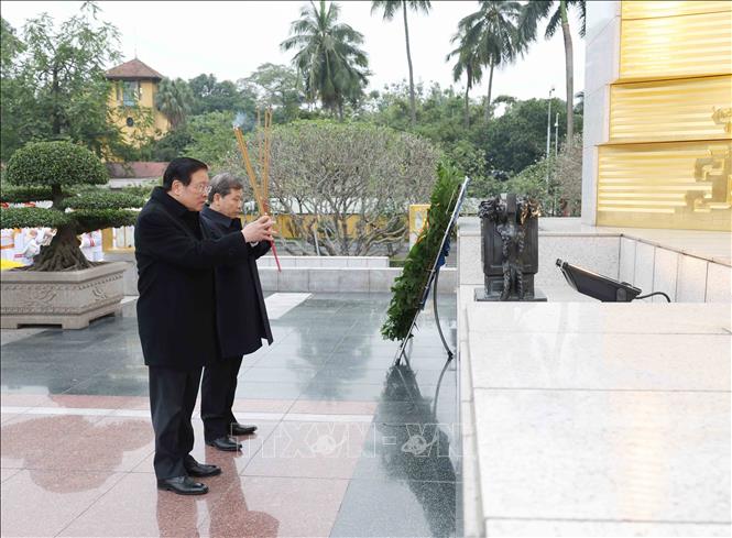 Đồng chí Phan Đình Trạc, Ủy viên Bộ Chính trị, Bí thư Trung ương Đảng, Trưởng Ban Nội chính Trung ương dâng hương tại Đài tưởng niệm các Anh hùng, Liệt sĩ Bắc Sơn. Ảnh: Phương Hoa - TTXVN