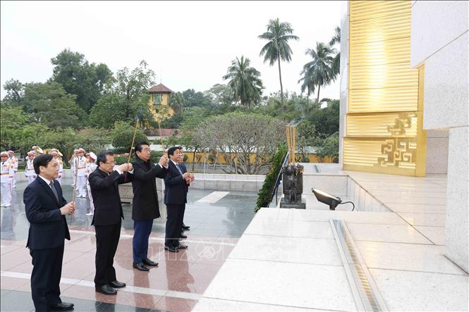 Các đồng chí lãnh đạo Ban Nội chính Trung ương dâng hương tại Đài tưởng niệm các Anh hùng, Liệt sĩ Bắc Sơn. Ảnh: Phương Hoa - TTXVN