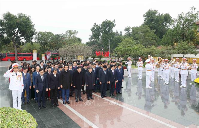 Đoàn cán bộ ngành Nội chính Đảng dâng hương tại Đài tưởng niệm các Anh hùng, Liệt sĩ Bắc Sơn. Ảnh: Phương Hoa - TTXVN