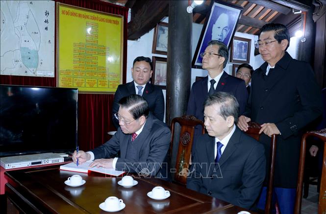 Đồng chí Phan Đình Trạc, Ủy viên Bộ Chính trị, Bí thư Trung ương Đảng, Trưởng Ban Nội chính Trung ương viết lưu bút tại Khu lưu niệm cố Tổng Bí thư Trường Chính tại xã Xuân Hồng, tỉnh Ninh Bình. Ảnh: Phương Hoa - TTXVN