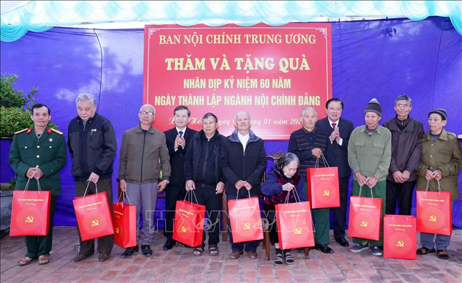 Đồng chí Phan Đình Trạc, Ủy viên Bộ Chính trị, Bí thư Trung ương Đảng, Trưởng Ban Nội chính Trung ương tặng quà cho gia đình có công với cách mạng tại xã Xuân Hồng, tỉnh Ninh Bình. Ảnh: Phương Hoa - TTXVN