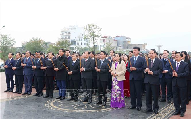 Đoàn cán bộ ngành Nội chính Đảng dâng hương tại Khu lưu niệm Cố Tổng Bí thư Trường Chinh, tỉnh Ninh Bình. Ảnh: Phương Hoa - TTXVN