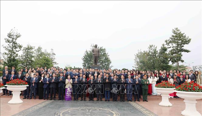 Đoàn cán bộ Ngành nội chính Đảng tại Tượng đài Cố Tổng Bí thư Trường Chinh. Ảnh: Phương Hoa - TTXVN
