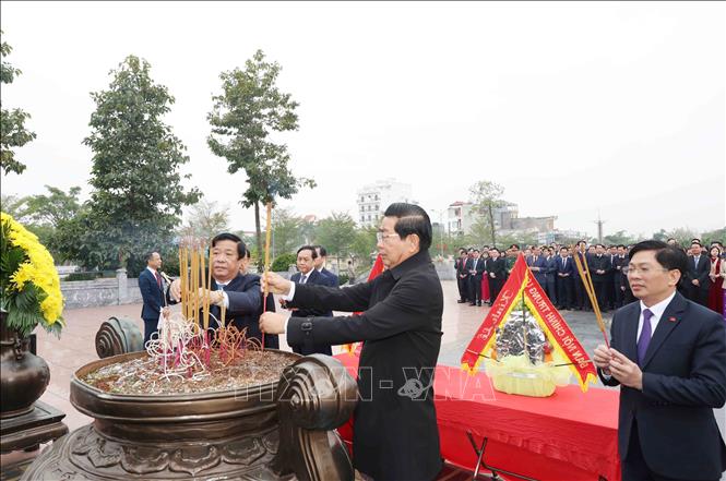 Đoàn cán bộ ngành Nội chính Đảng dâng hương tại Khu lưu niệm Cố Tổng Bí thư Trường Chinh, tỉnh Ninh Bình. Ảnh: Phương Hoa - TTXVN