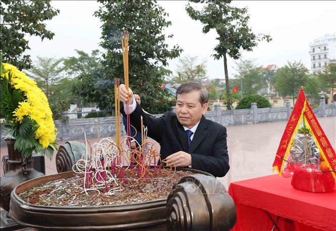 Đoàn cán bộ ngành Nội chính Đảng dâng hương tại Khu lưu niệm Cố Tổng Bí thư Trường Chinh, tỉnh Ninh Bình. Ảnh: Phương Hoa - TTXVN