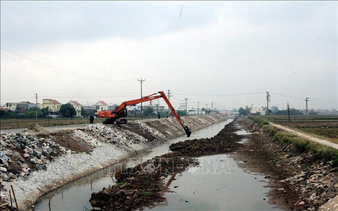Khơi thông dòng chảy để phục vụ tưới tiêu. Ảnh: Thái Thuần - TTXVN