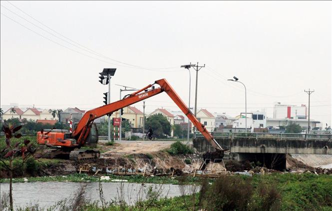 Nạo vét kênh mương để phục vụ công tác tưới tiêu. Ảnh: Thái Thuần - TTXVN