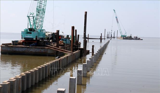 Thi công xây dựng kè lấn biển ở phường Rạch Giá (An Giang). Ảnh: Lê Huy Hải - TTXVN