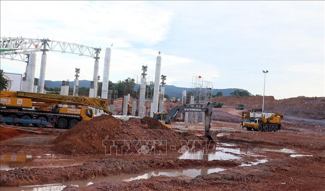 Thi công dự án đầu tư mở rộng Cảng hàng không quốc tế Phú Quốc (An Giang) phục vụ Hội nghị Cấp cao APEC 2027. Ảnh: Lê Huy Hải - TTXVN