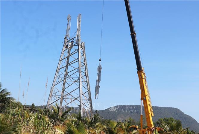 Thi công công trình điện trên đảo Phú Quốc (An Giang). Ảnh: Lê Huy Hải - TTXVN