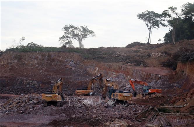 Thi công dự án đầu tư mở rộng Cảng hàng không quốc tế Phú Quốc (An Giang) phục vụ Hội nghị Cấp cao APEC 2027. Ảnh: Lê Huy Hải - TTXVN