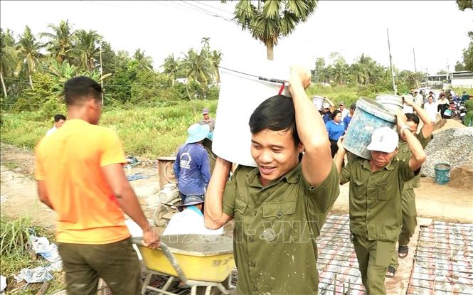 Xây dựng cầu giao thông nông thôn ở ấp Hoà Thạnh, xã Châu Thành (An Giang). Ảnh: Lê Huy Hải - TTXVN