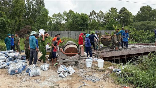 Xây dựng cầu giao thông nông thôn ở ấp Hoà Thạnh, xã Châu Thành (An Giang). Ảnh: Lê Huy Hải - TTXVN