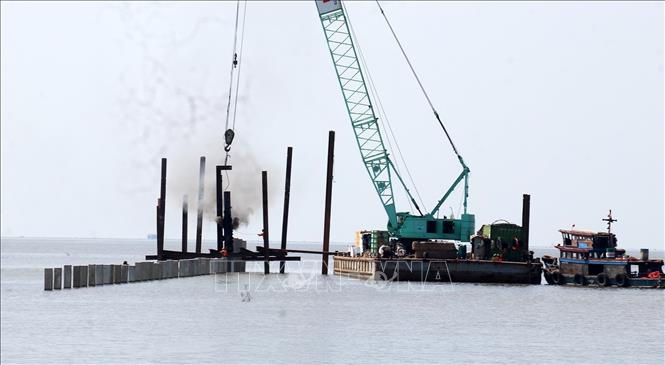 Thi công xây dựng kè lấn biển ở phường Rạch Giá (An Giang). Ảnh: Lê Huy Hải - TTXVN