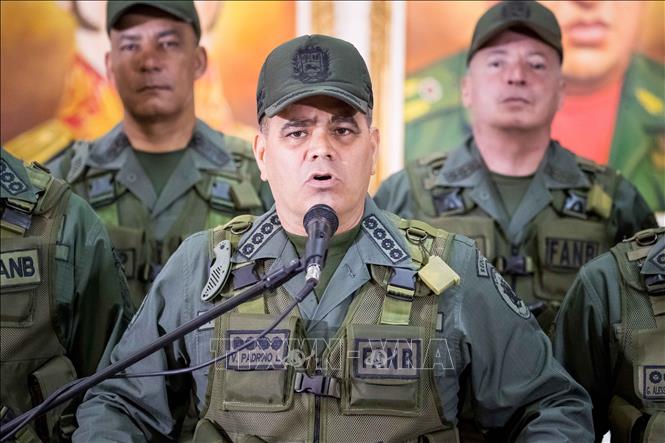 Bộ trưởng Quốc phòng Venezuela Vladimir Padrino Lopez (phía trước) phát biểu tại thủ đô Caracas. Ảnh: EFE/TTXVN