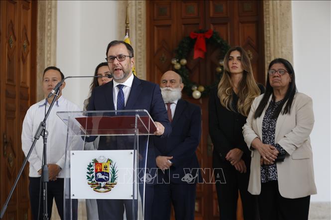 Ngoại trưởng Venezuela Yvan Gil (ảnh, phía trước) cho biết, trước “hành động xâm lược” do Chính phủ Mỹ tiến hành, Venezuela đã yêu cầu một cuộc họp khẩn của HĐBA LHQ. Ảnh: THX/TTXVN