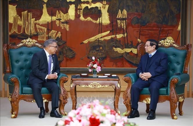 Prime Minister Pham Minh Chinh receives Philippine Ambassador Meynardo Los Baños Montealegre in Hanoi on January 3. VNA Photo: Dương Giang

