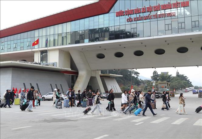 Passengers enter Viet Nam through the Huu Nghi International Border Gate in Lang Son province. Photo: Quang Duy – VNA