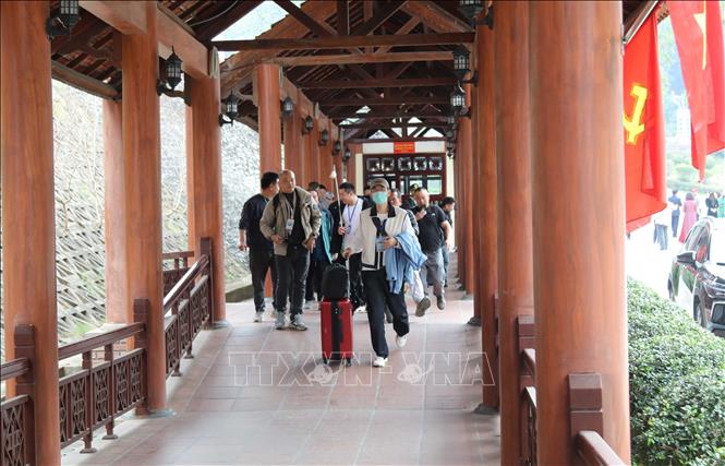 Passengers enter Viet Nam through the Huu Nghi International Border Gate in Lang Son province. Photo: Quang Duy – VNA