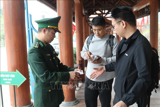 Border Guards at the Huu Nghi International Border Gate, Lang Son province, strictly inspect exit and entry documents at the Km0 checkpoint. Photo: Quang Duy – VNA